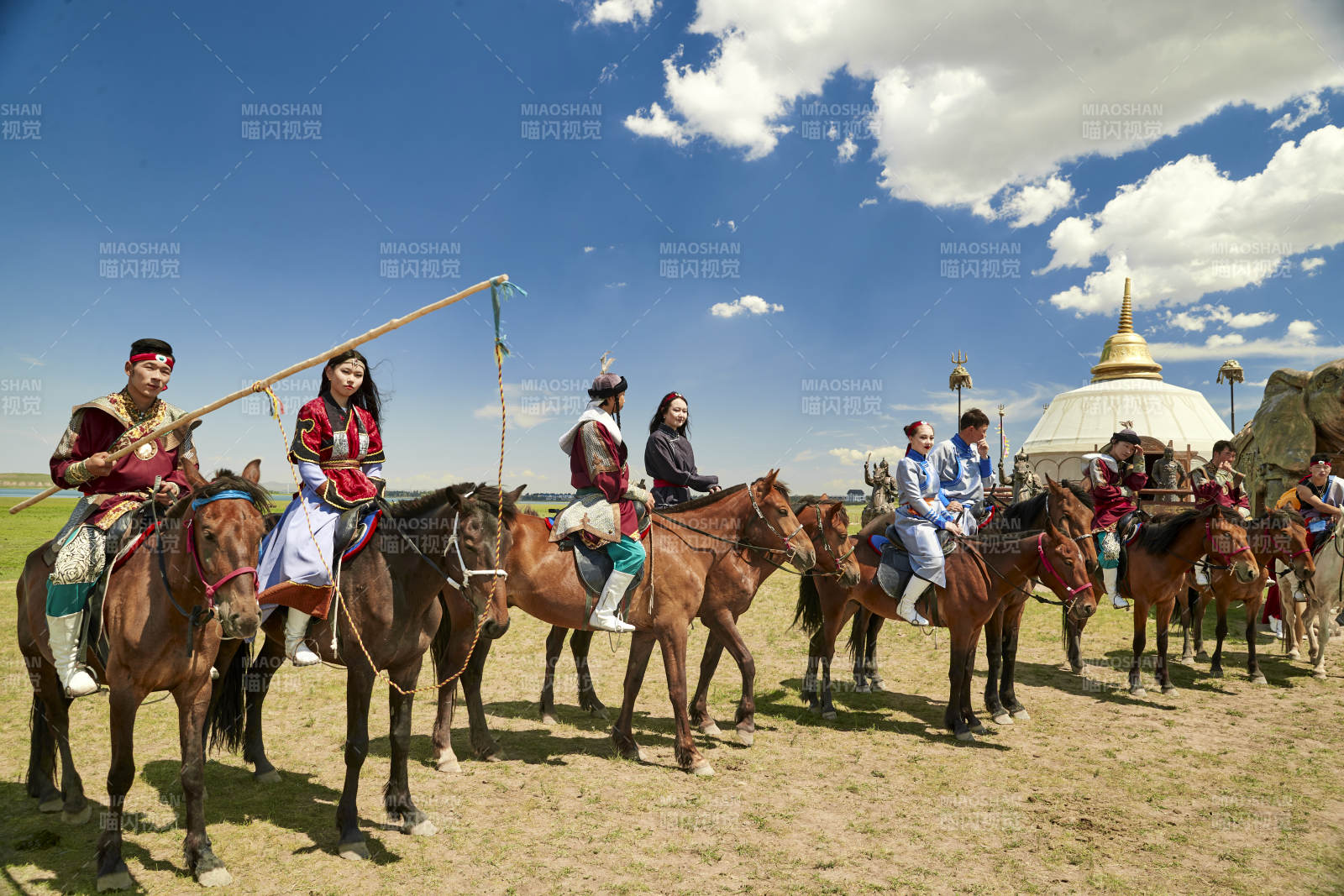 草原那達(dá)慕大會上騎著馬的蒙古演員