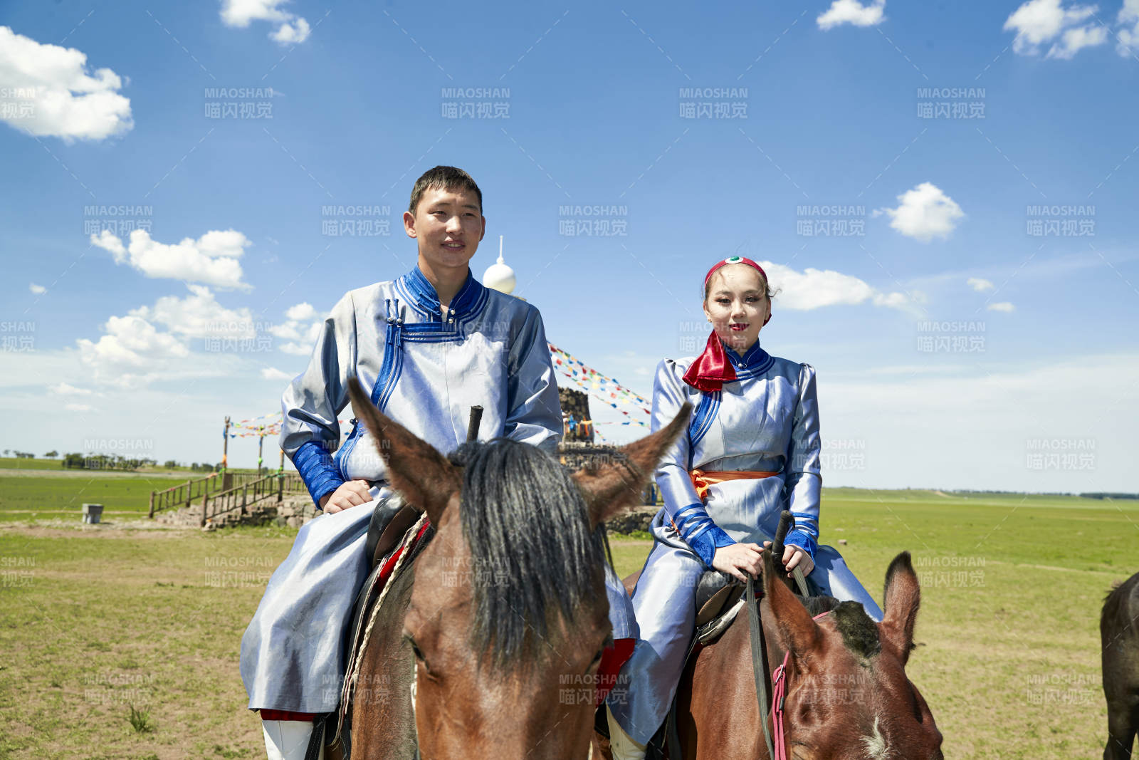 草原那達(dá)慕大會上騎著馬的蒙古演員