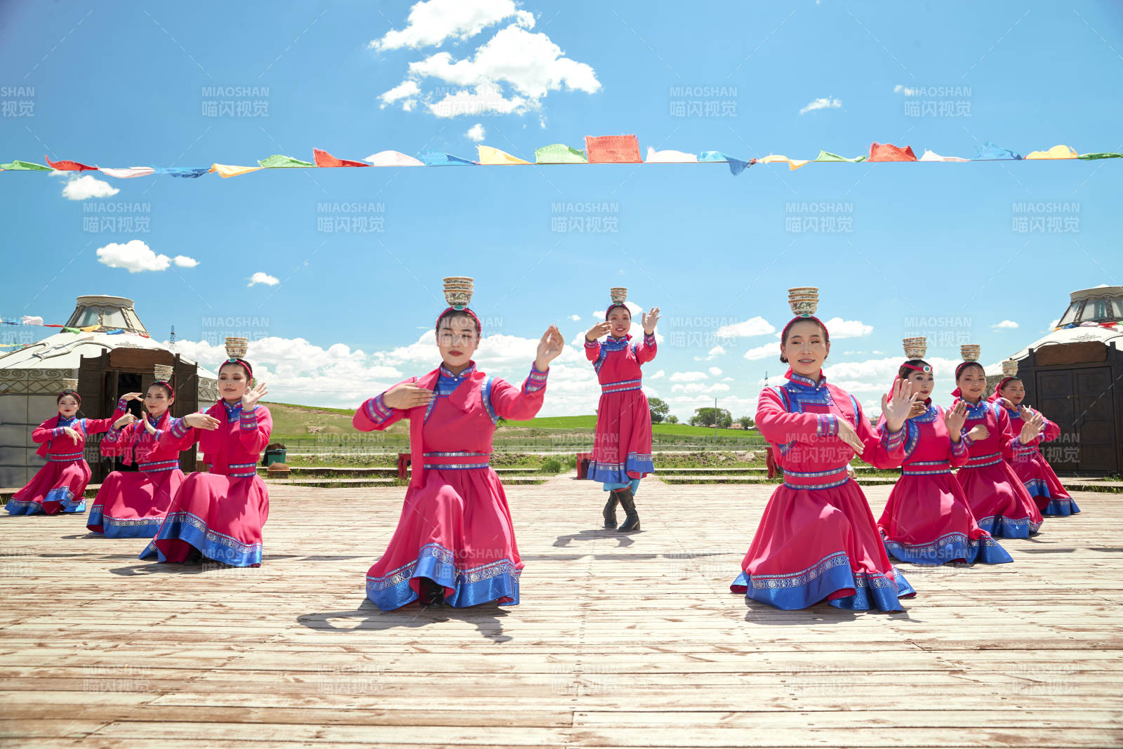 那達慕大會上表演的蒙古族傳統舞蹈