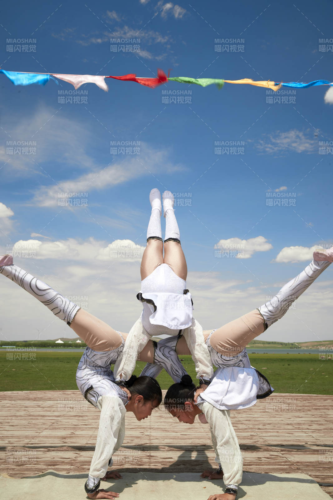 進行柔術體操雜技表演的三個少女