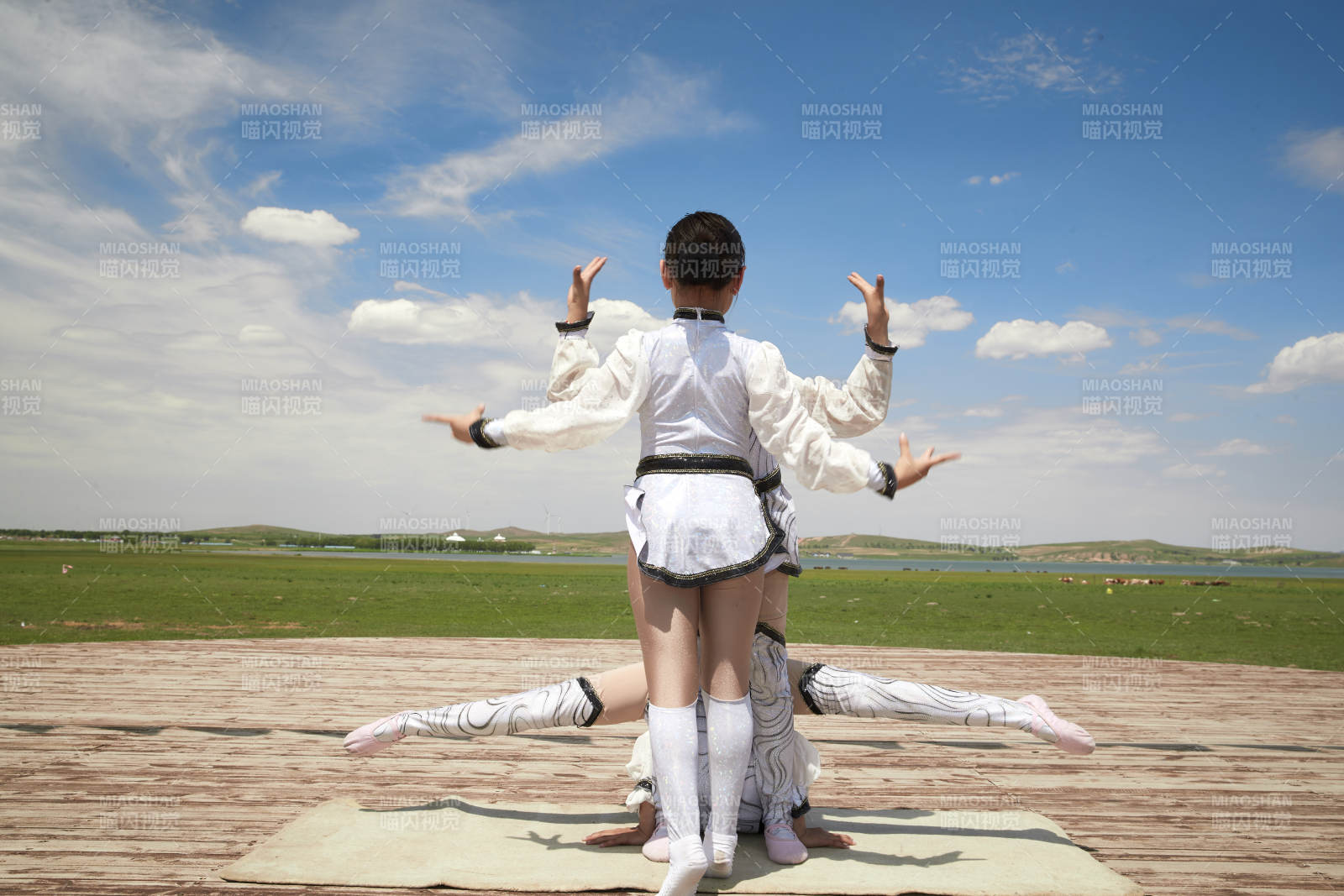 進行柔術體操雜技表演的三個少女