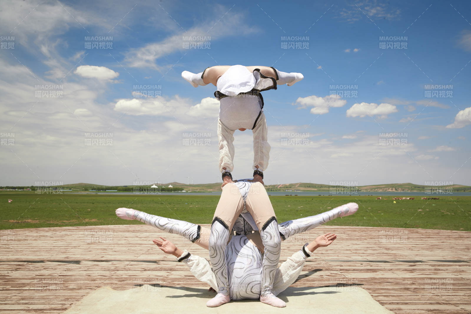 进行柔术体操杂技表演的三个少女