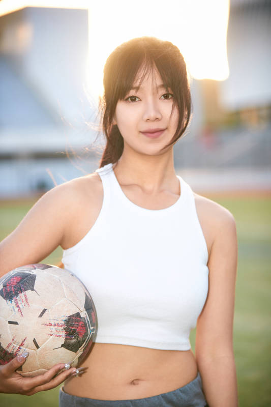 绿茵场上的快乐的足球宝贝