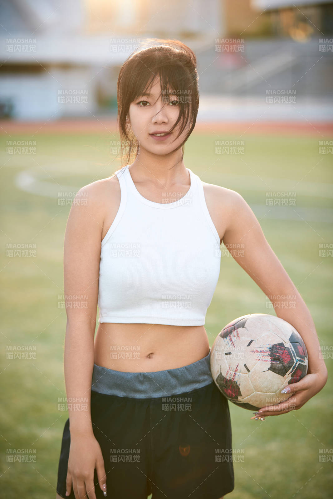 绿茵场上的快乐的足球宝贝