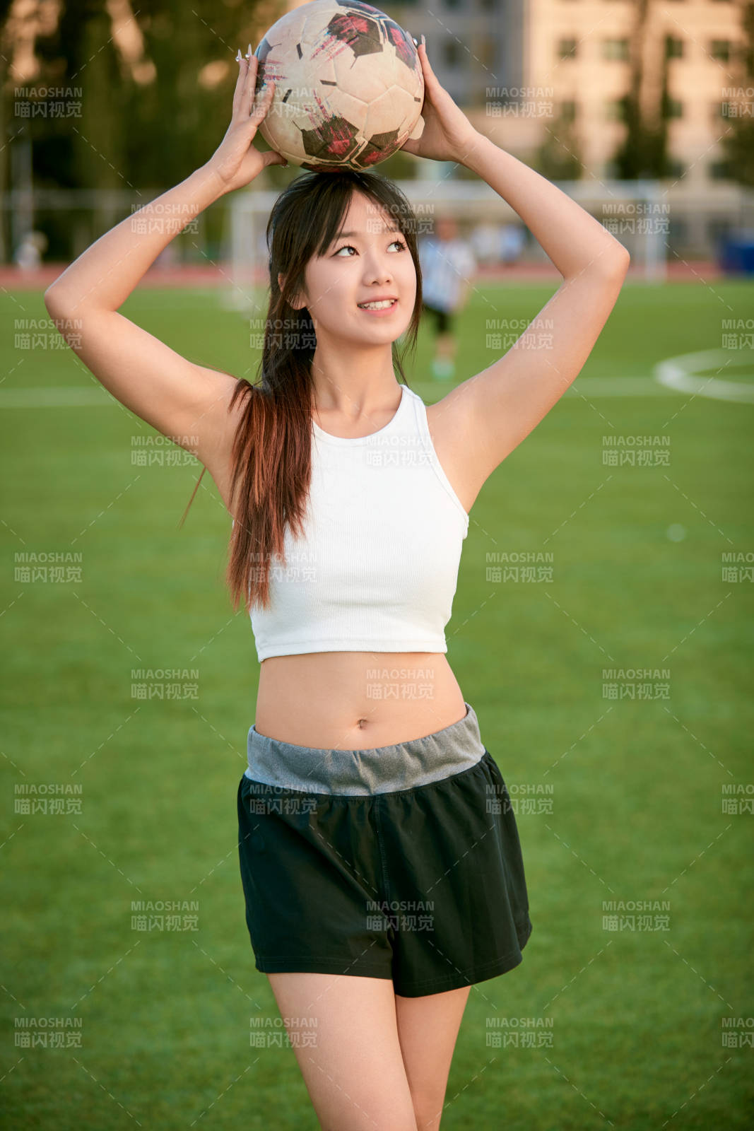 绿茵场上的快乐的足球宝贝