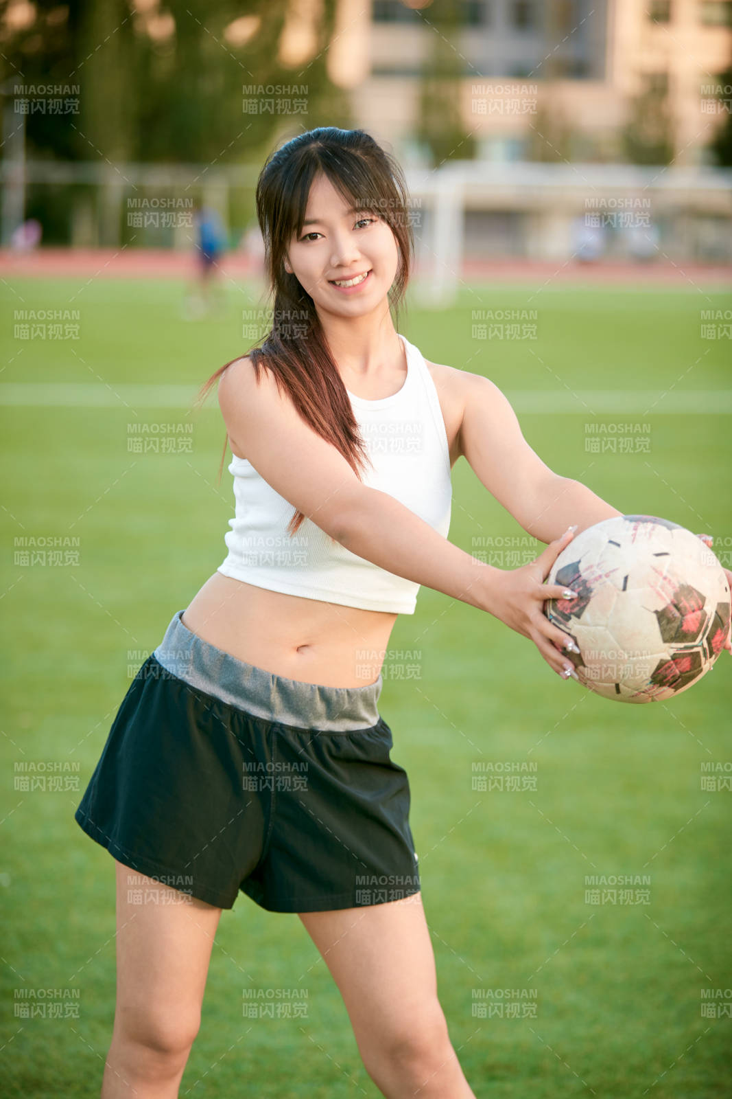 绿茵场上的快乐的足球宝贝