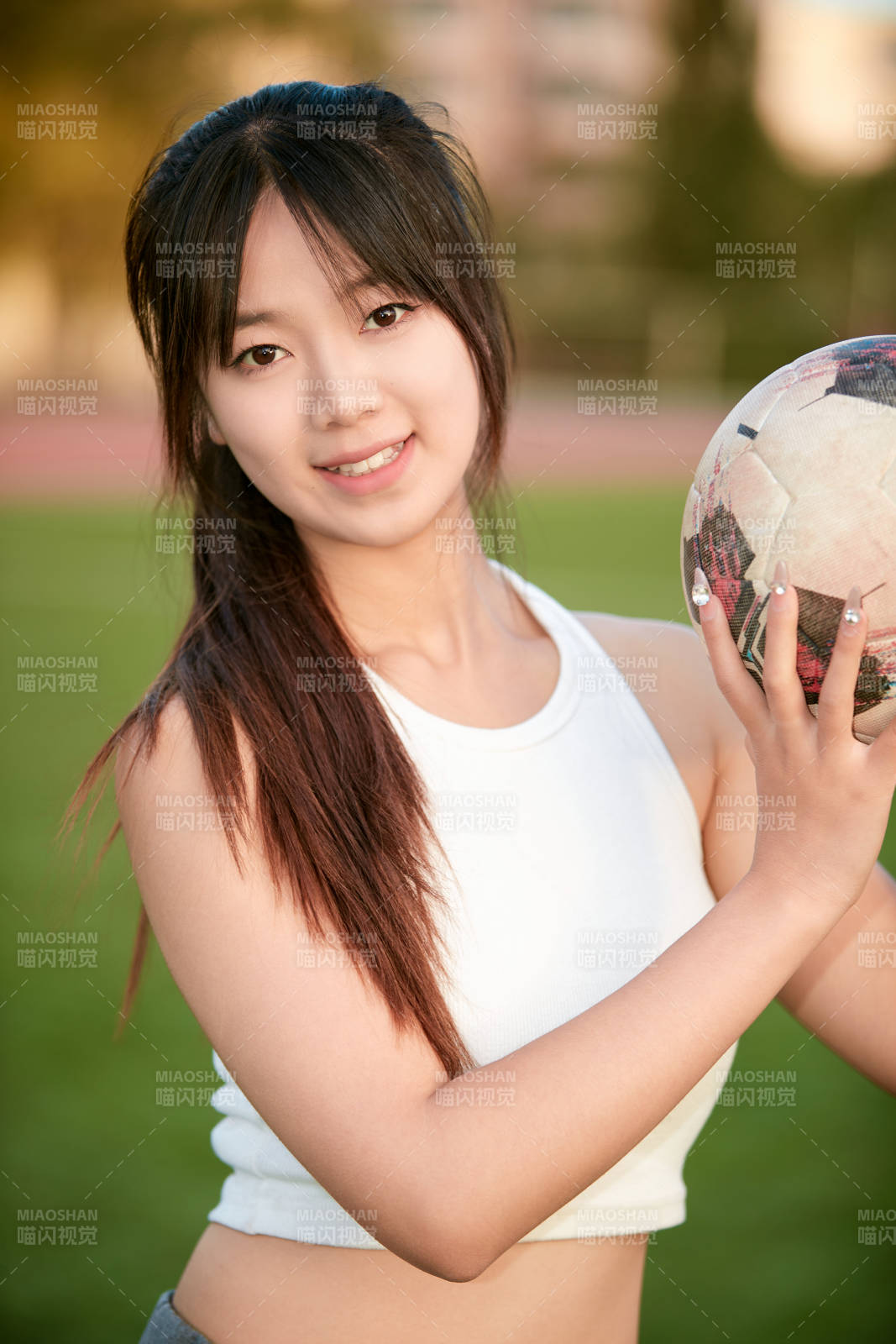 绿茵场上的快乐的足球宝贝图片