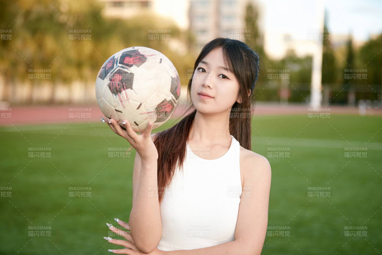 綠茵場上的快樂的足球寶貝