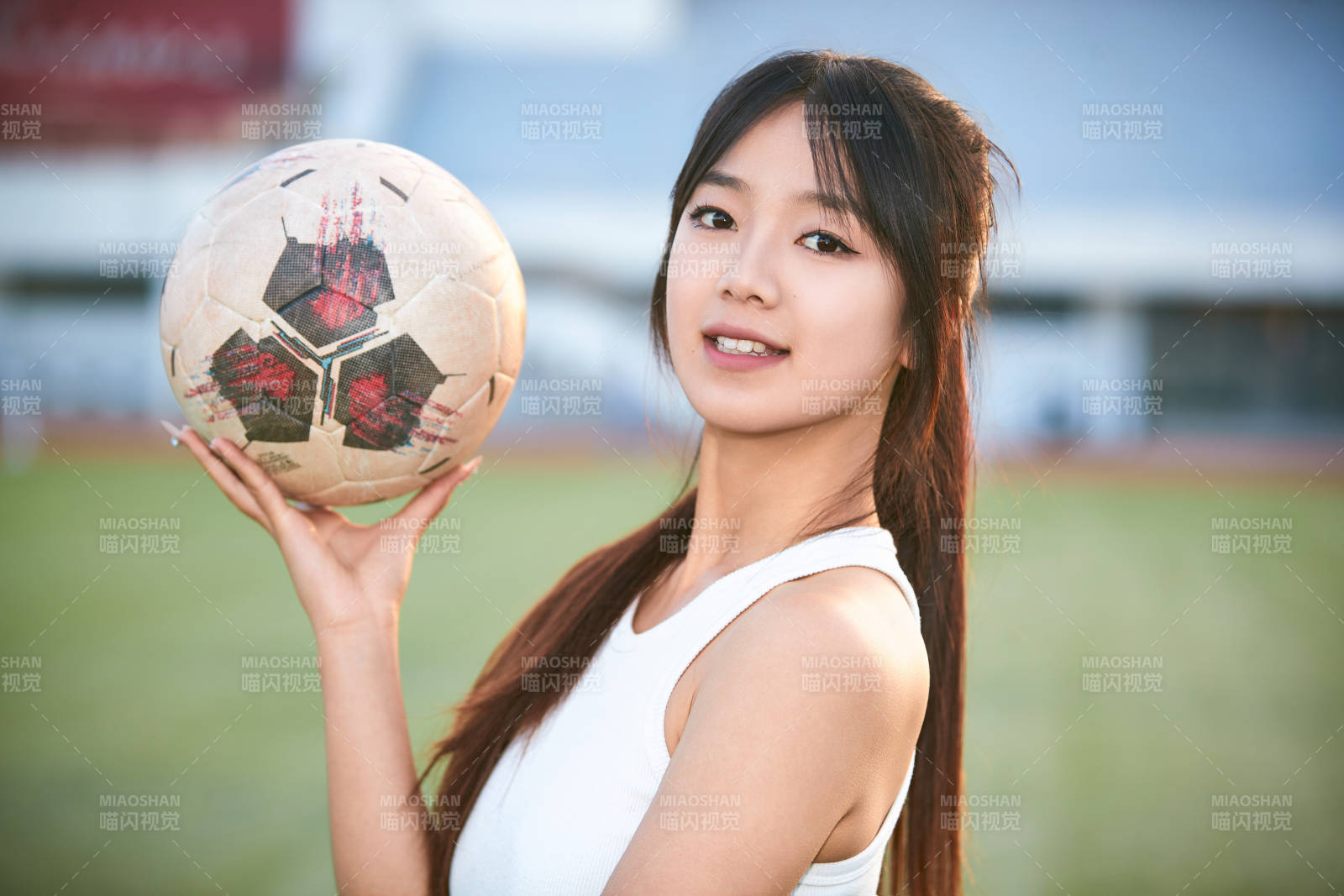 綠茵場上的快樂的足球寶貝