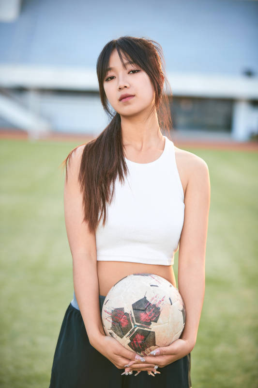 绿茵场上的快乐的足球宝贝