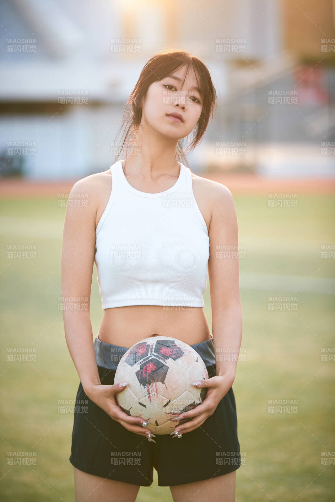 绿茵场上的快乐的足球宝贝