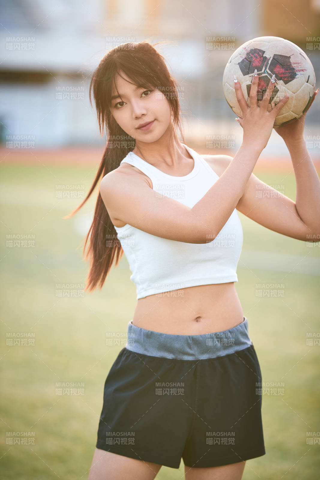 绿茵场上的快乐的足球宝贝图片