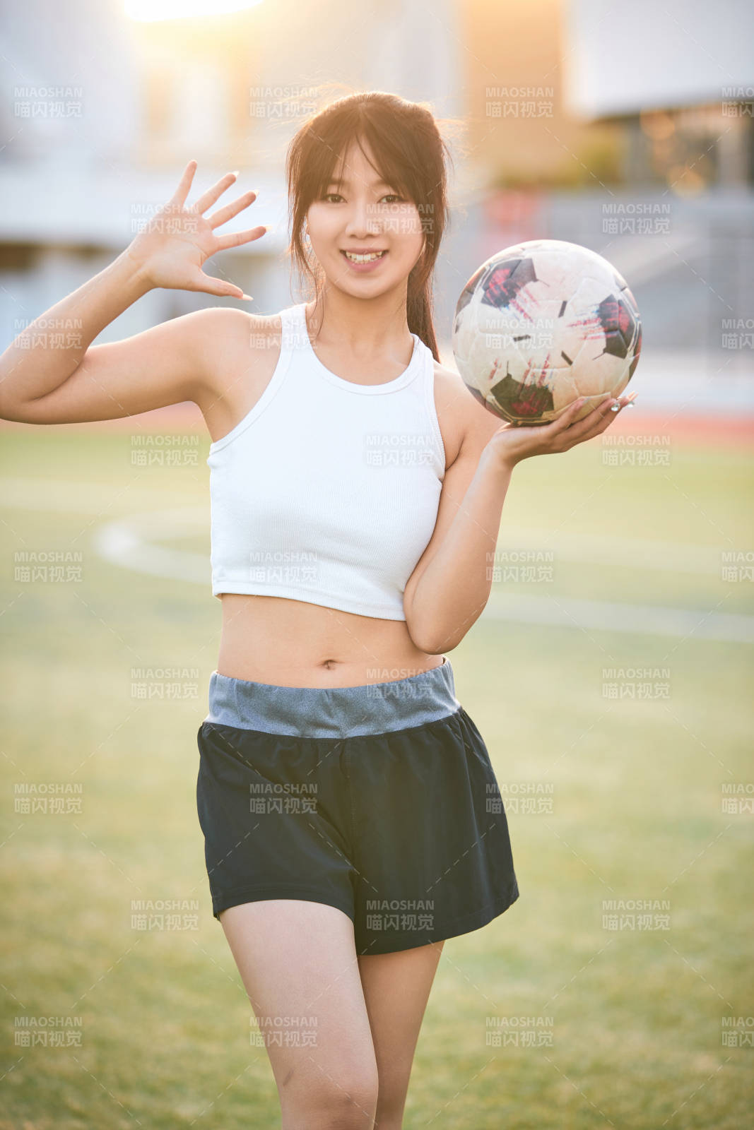 绿茵场上的快乐的足球宝贝