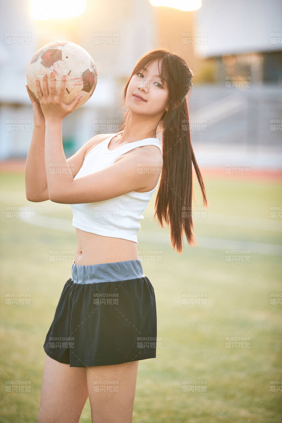 绿茵场上的快乐的足球宝贝图片