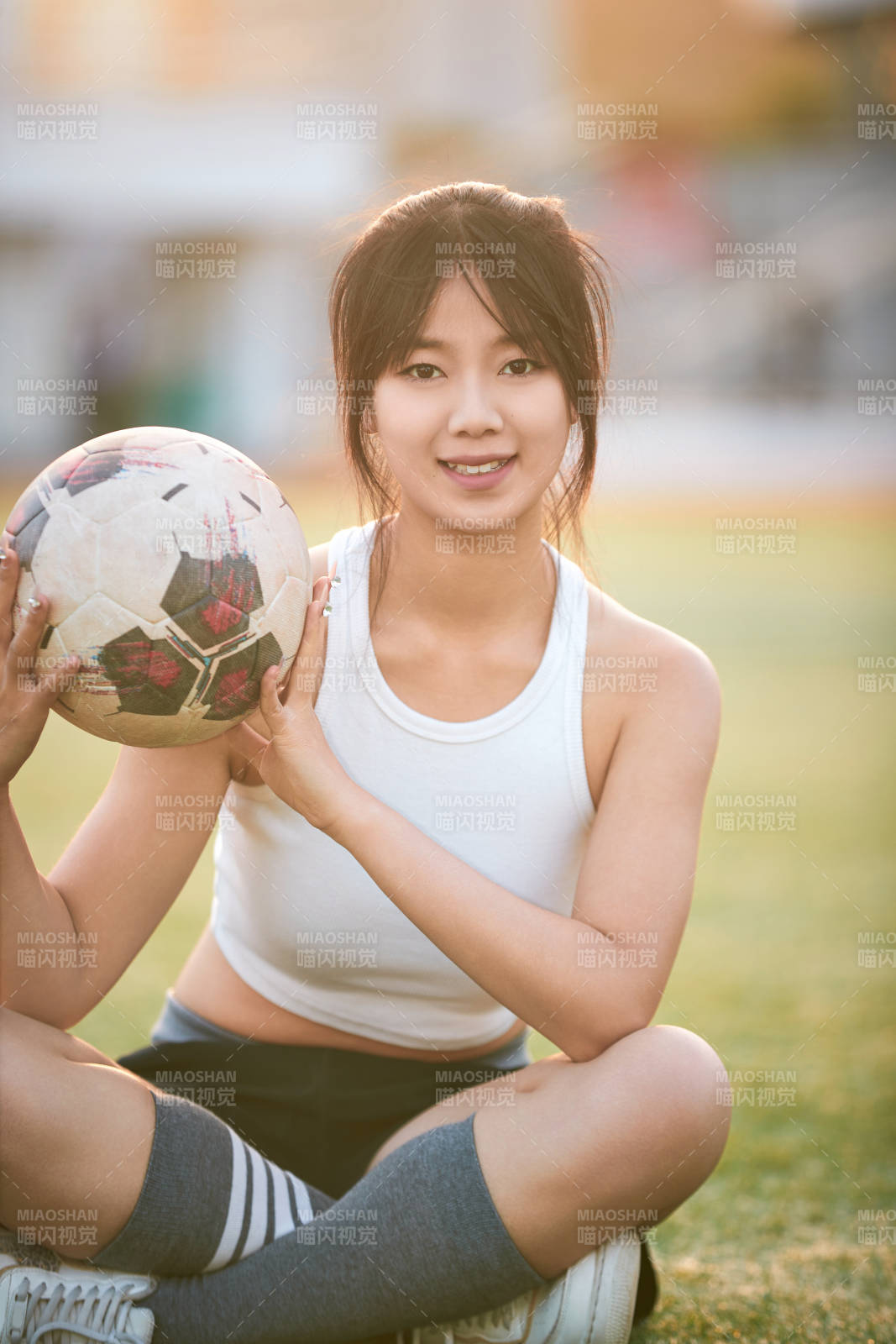 绿茵场上的快乐的足球宝贝