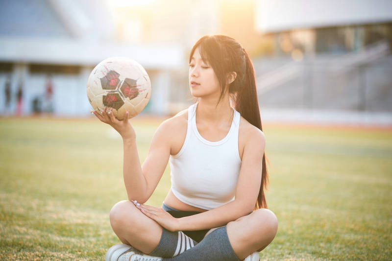 绿茵场上的快乐的足球宝贝