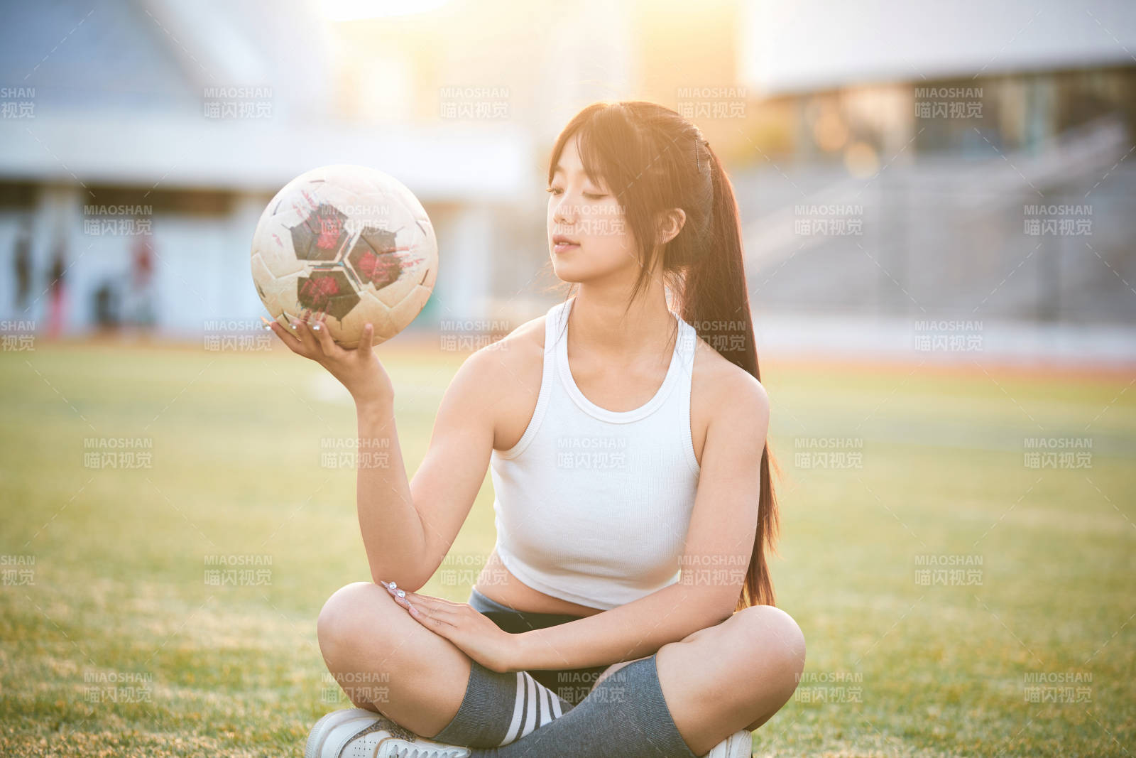 绿茵场上的快乐的足球宝贝