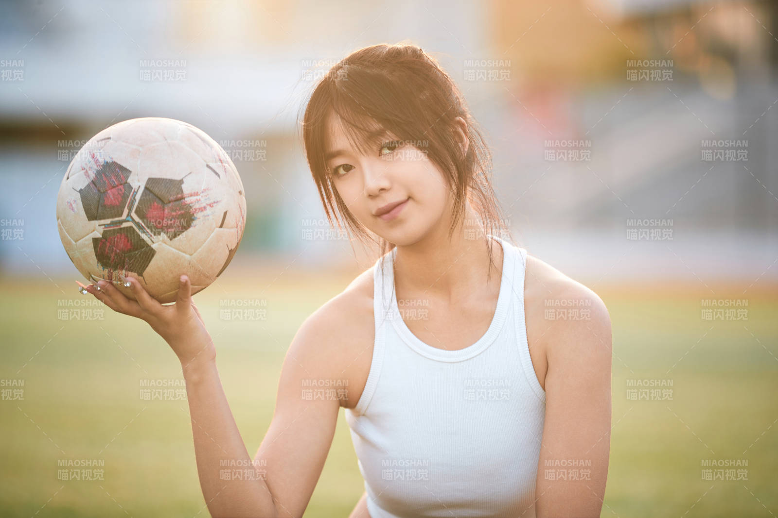 綠茵場上的快樂的足球寶貝