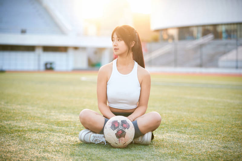 绿茵场上的快乐的足球宝贝