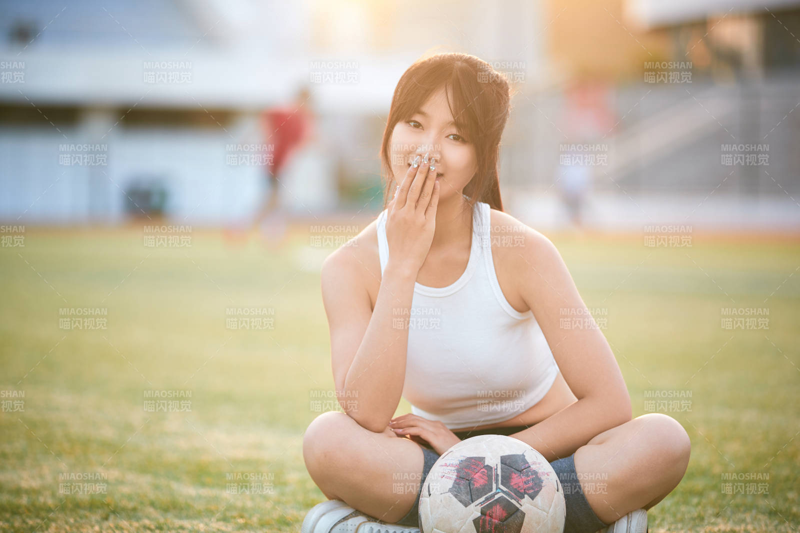 绿茵场上的快乐的足球宝贝图片