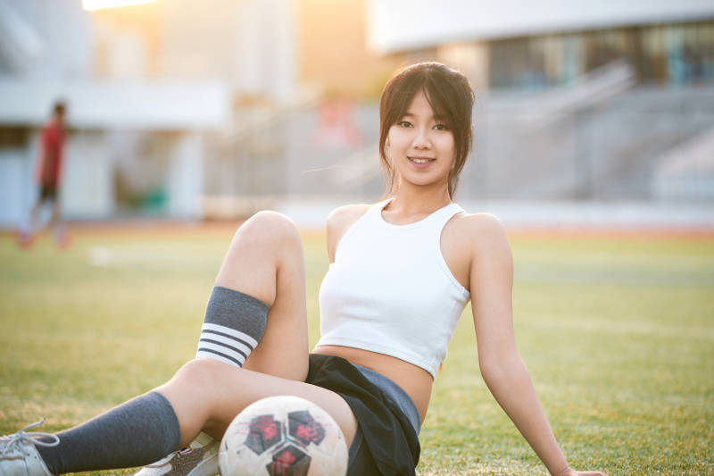 绿茵场上的快乐的足球宝贝