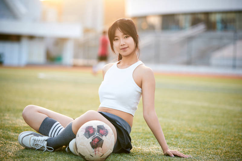 绿茵场上的快乐的足球宝贝