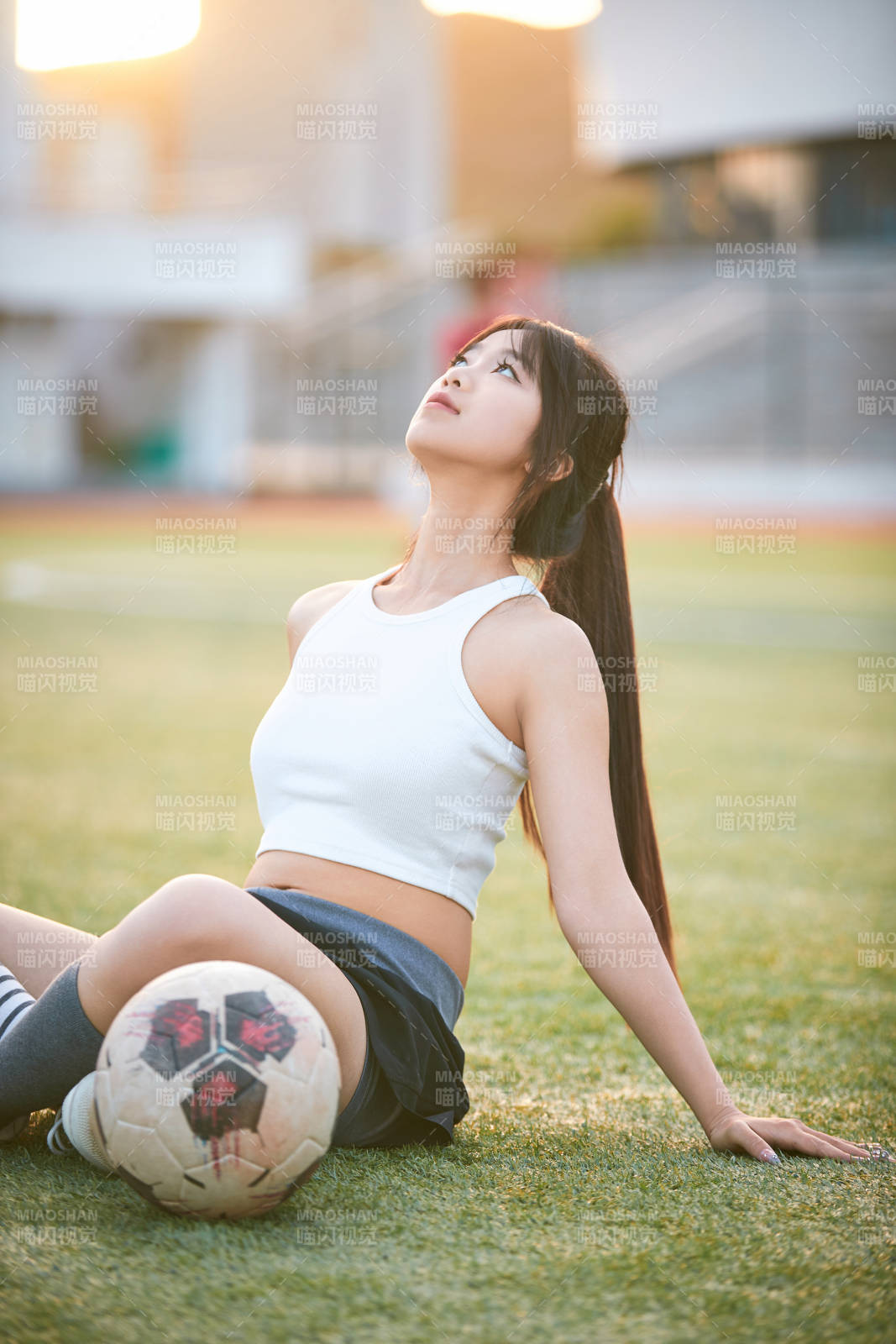 綠茵場上的快樂的足球寶貝