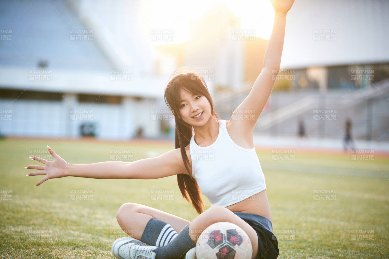 绿茵场上的快乐的足球宝贝图片