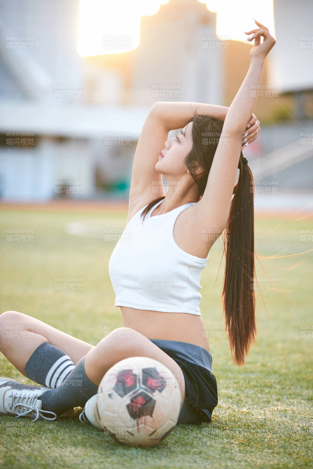 绿茵场上的快乐的足球宝贝