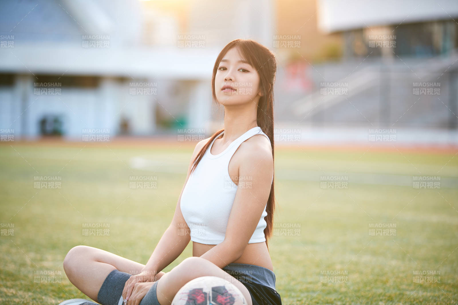 綠茵場上的快樂的足球寶貝