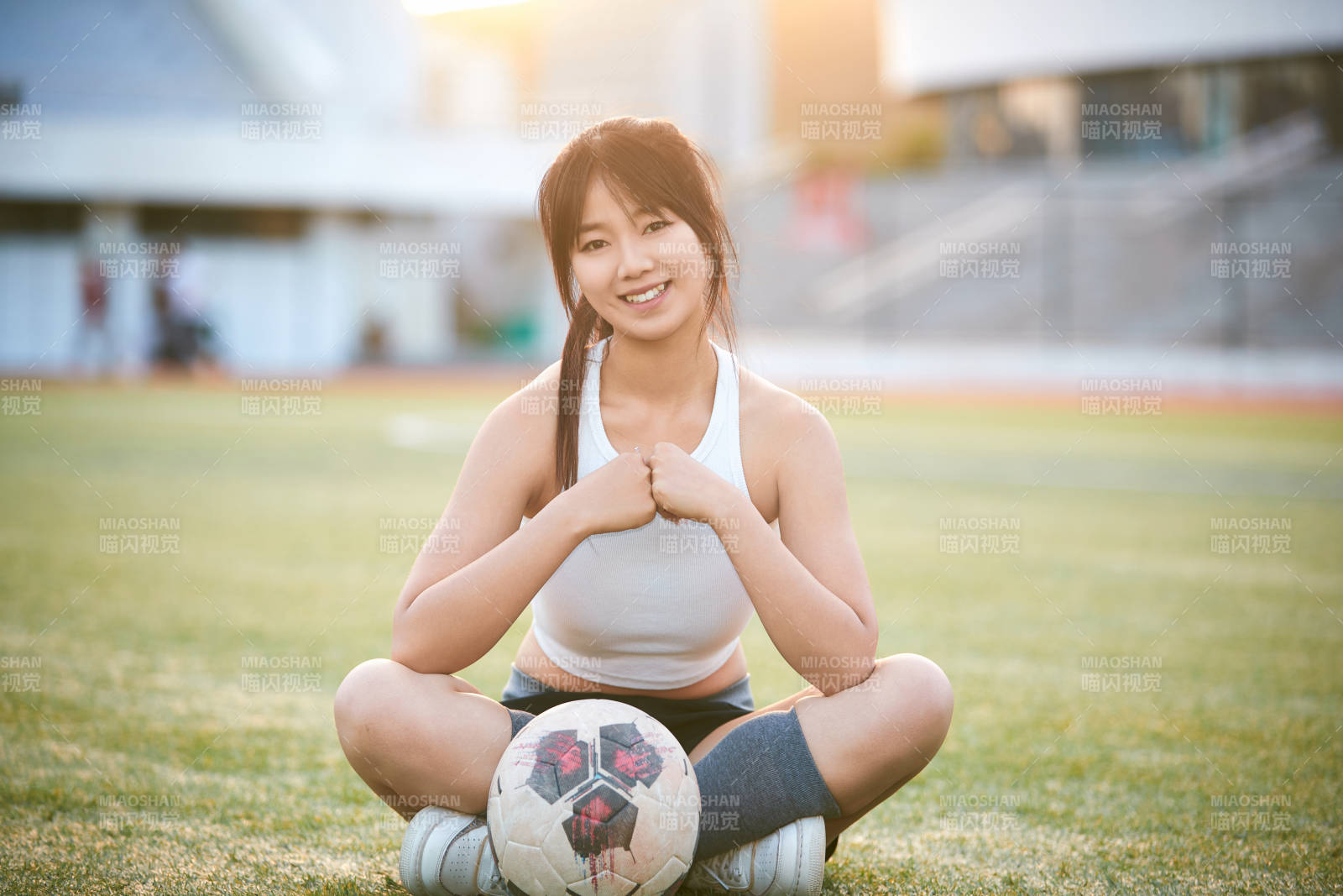 綠茵場上的快樂的足球寶貝