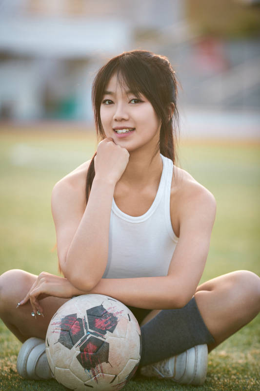 绿茵场上的快乐的足球宝贝