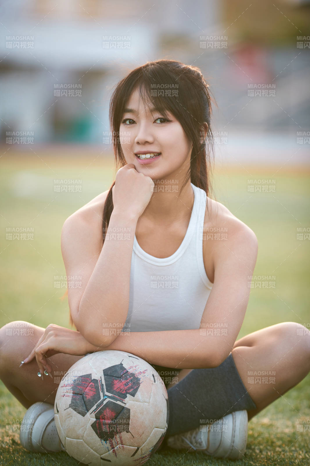 绿茵场上的快乐的足球宝贝