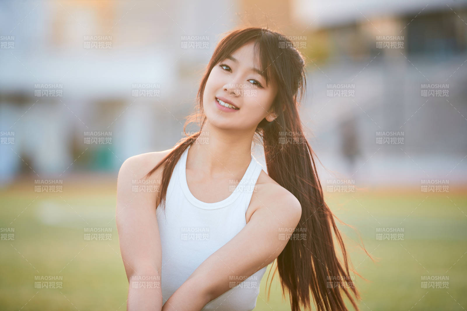 绿茵场上的快乐的足球宝贝图片