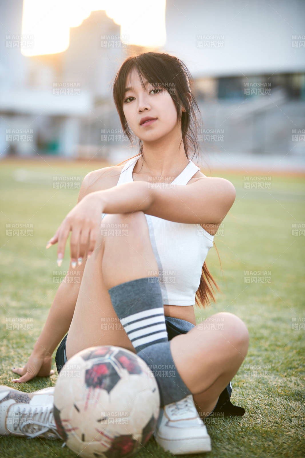 绿茵场上的快乐的足球宝贝