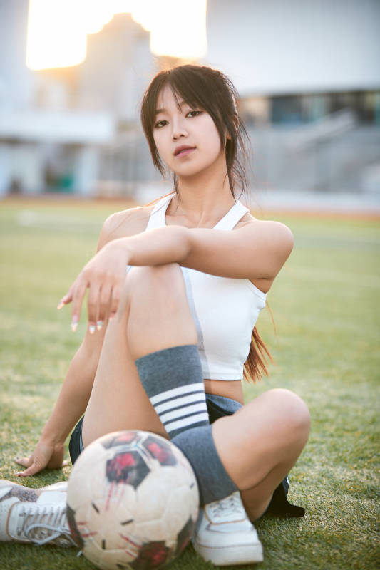 绿茵场上的快乐的足球宝贝