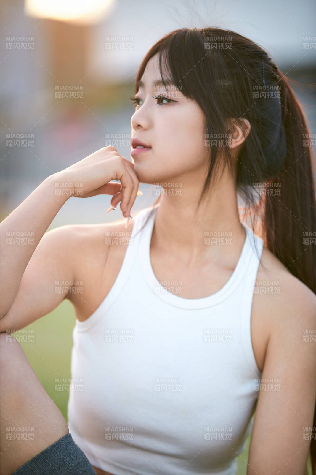 綠茵場上的快樂的足球寶貝