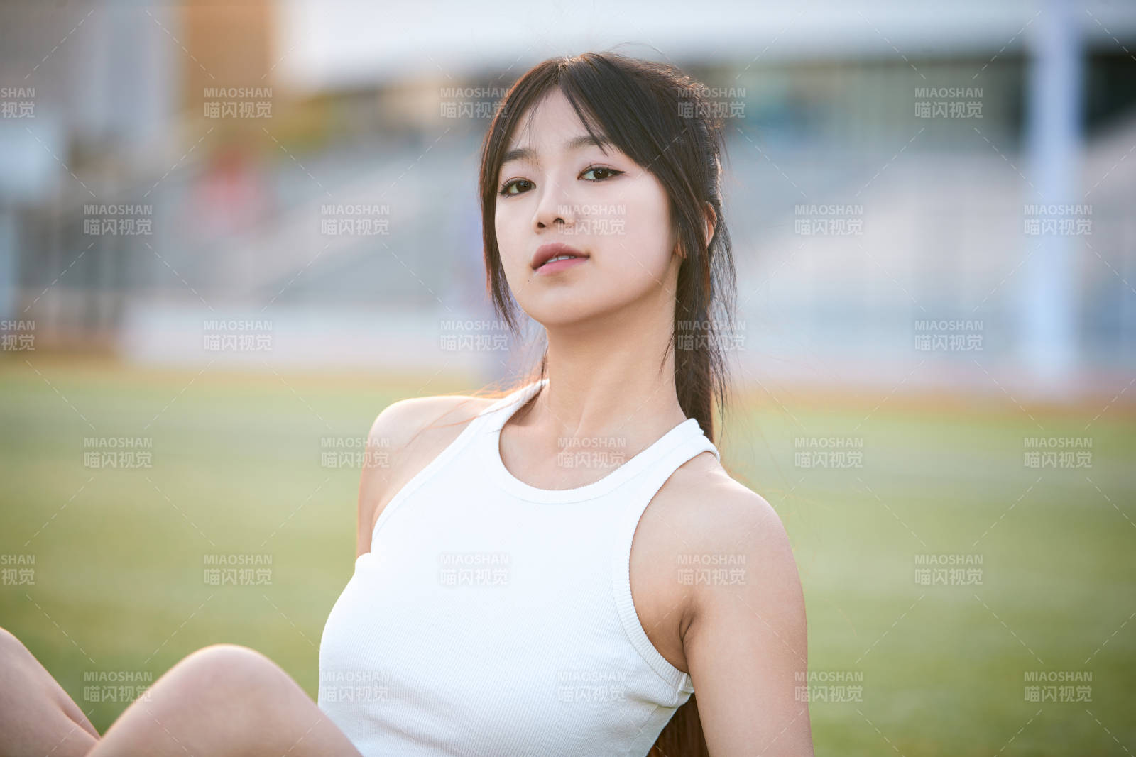 绿茵场上的快乐的足球宝贝