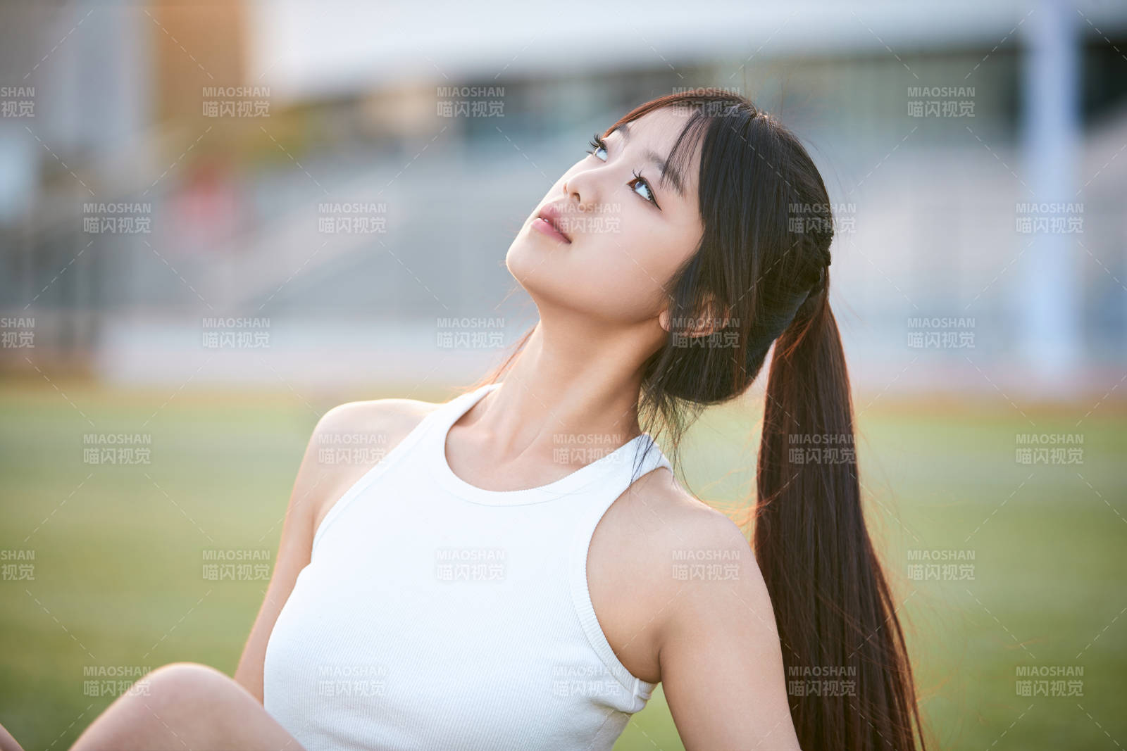 綠茵場上的快樂的足球?qū)氊?>
      </div>
      <div   id=