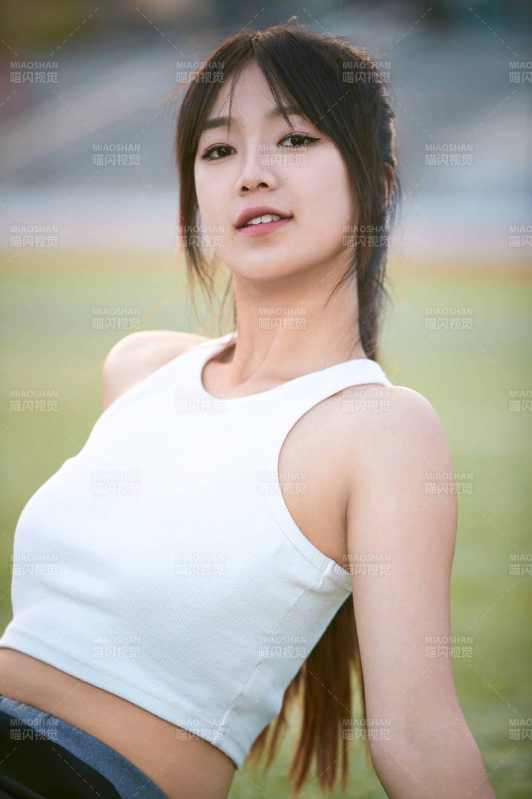 綠茵場上的快樂的足球寶貝