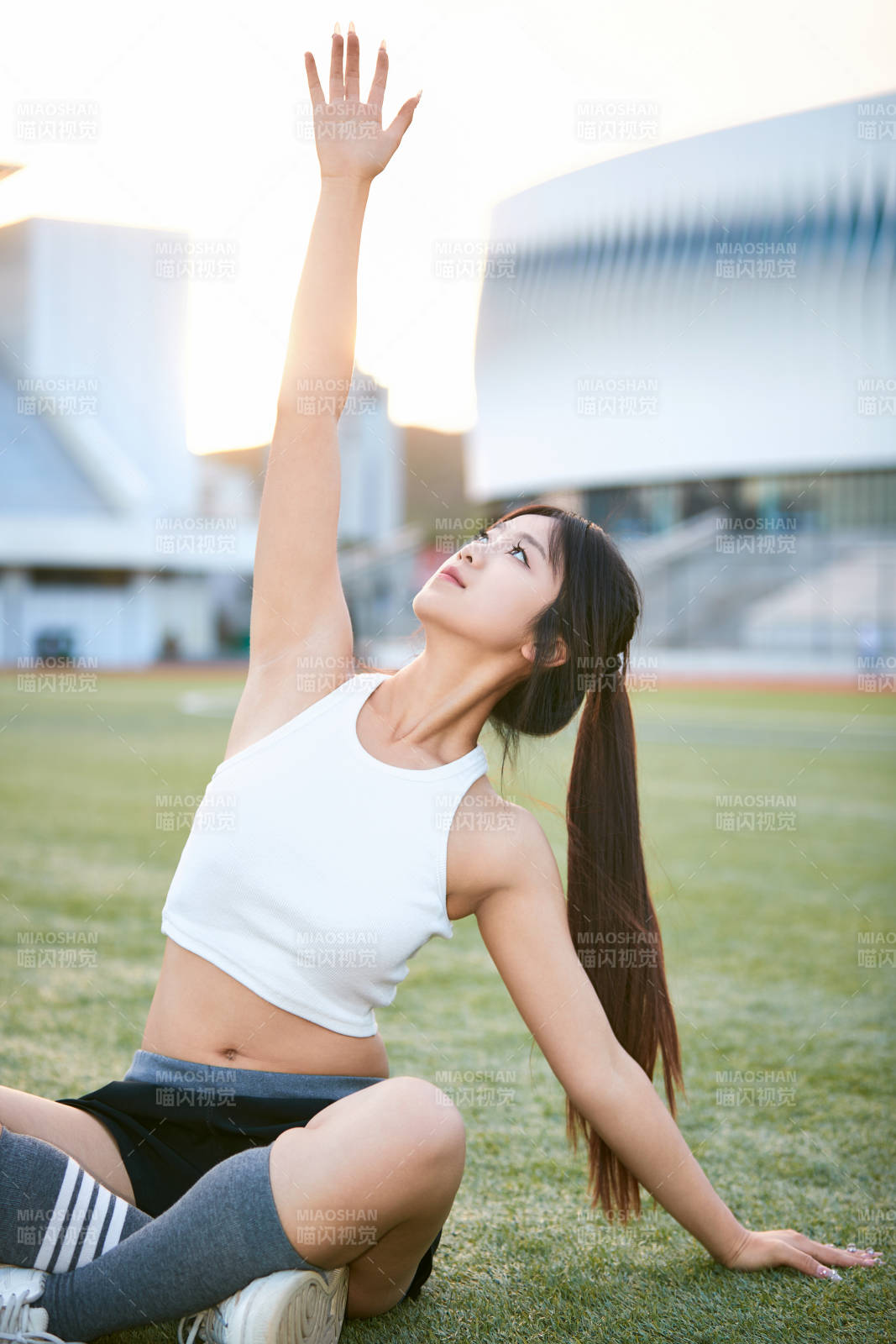 綠茵場上的快樂的足球寶貝
