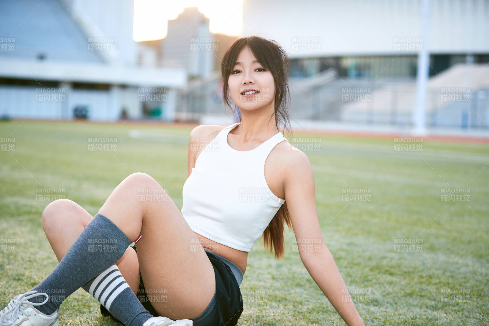 綠茵場上的快樂的足球寶貝