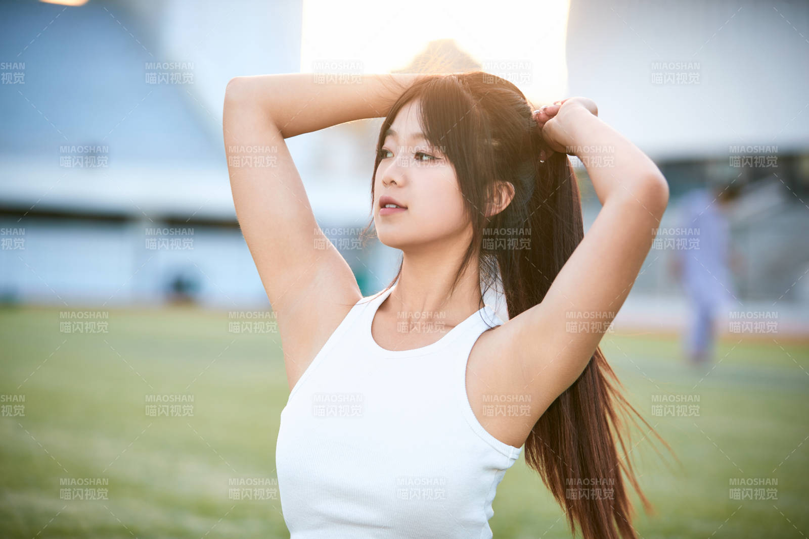 绿茵场上的快乐的足球宝贝