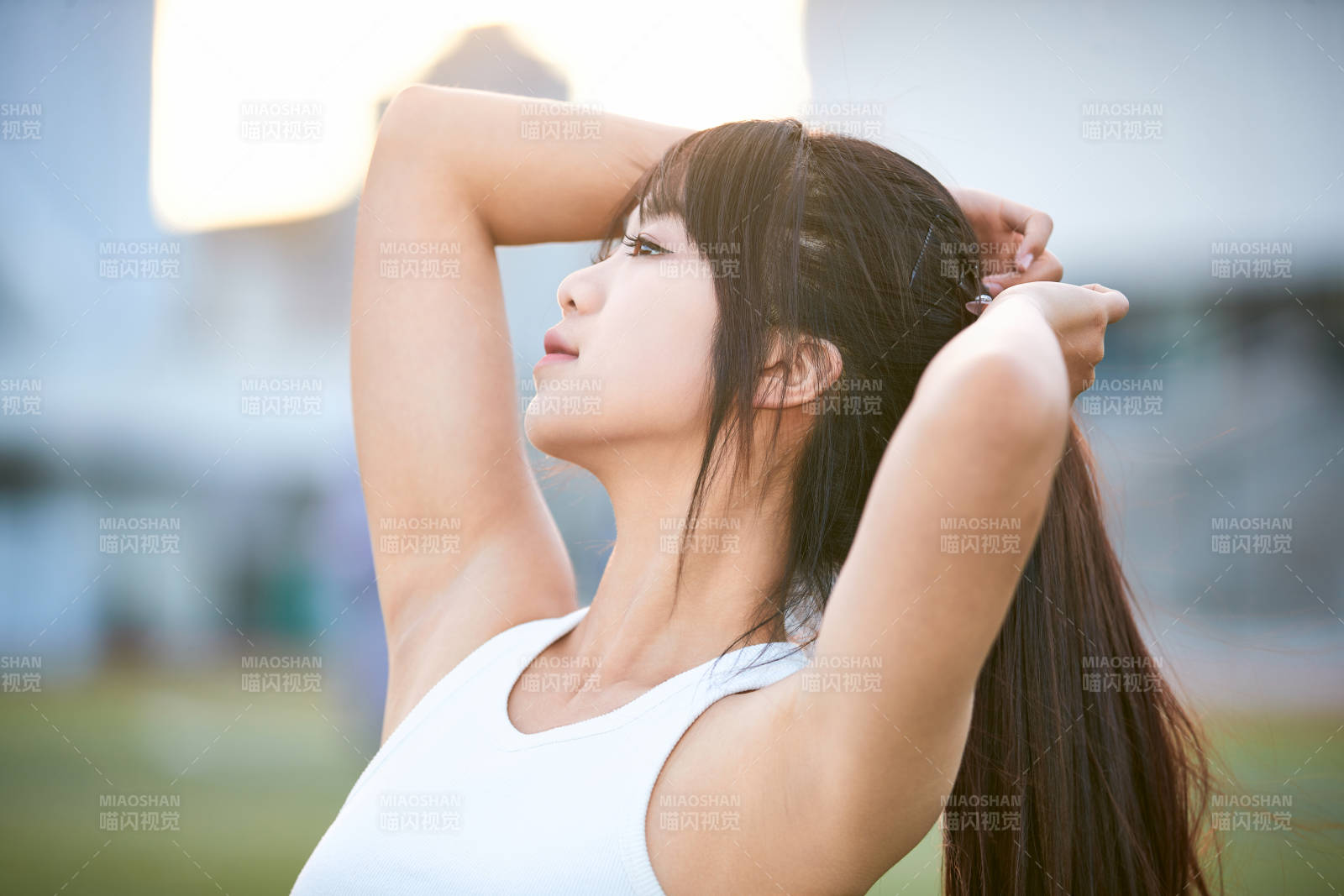 綠茵場上的快樂的足球寶貝