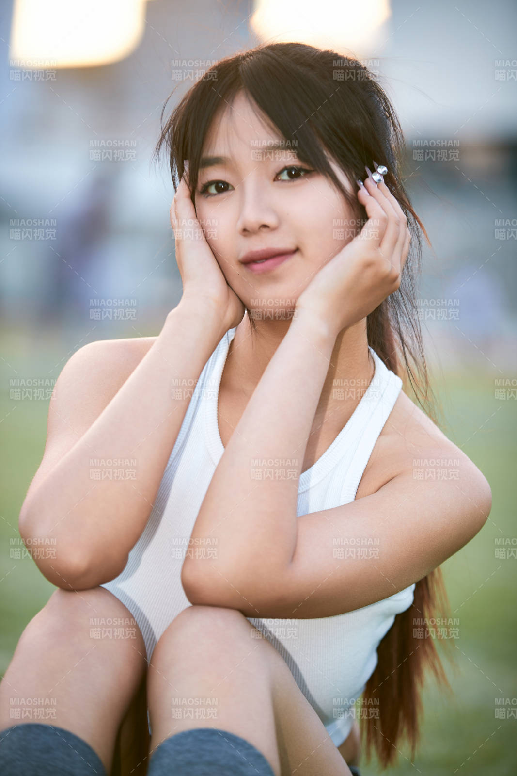 綠茵場上的快樂的足球寶貝