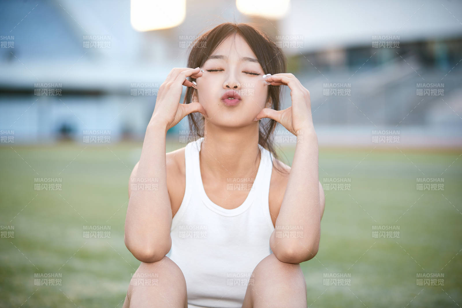 绿茵场上的快乐的足球宝贝