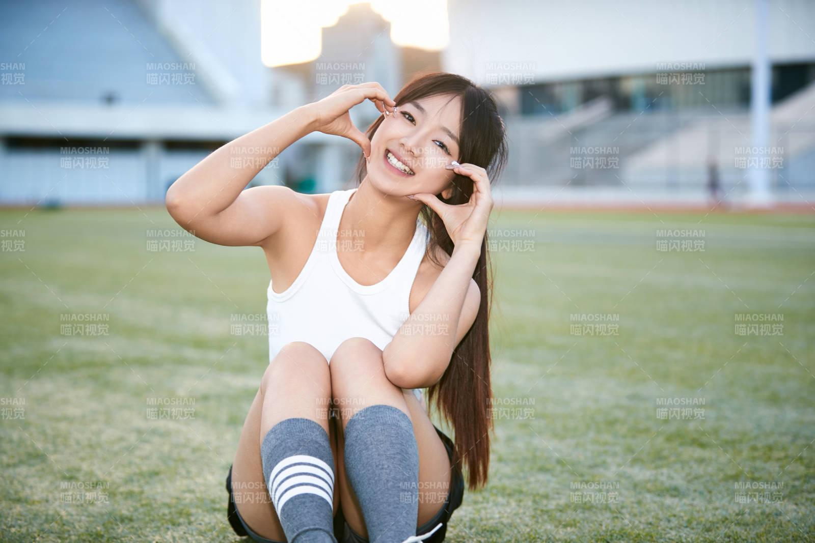 绿茵场上的快乐的足球宝贝