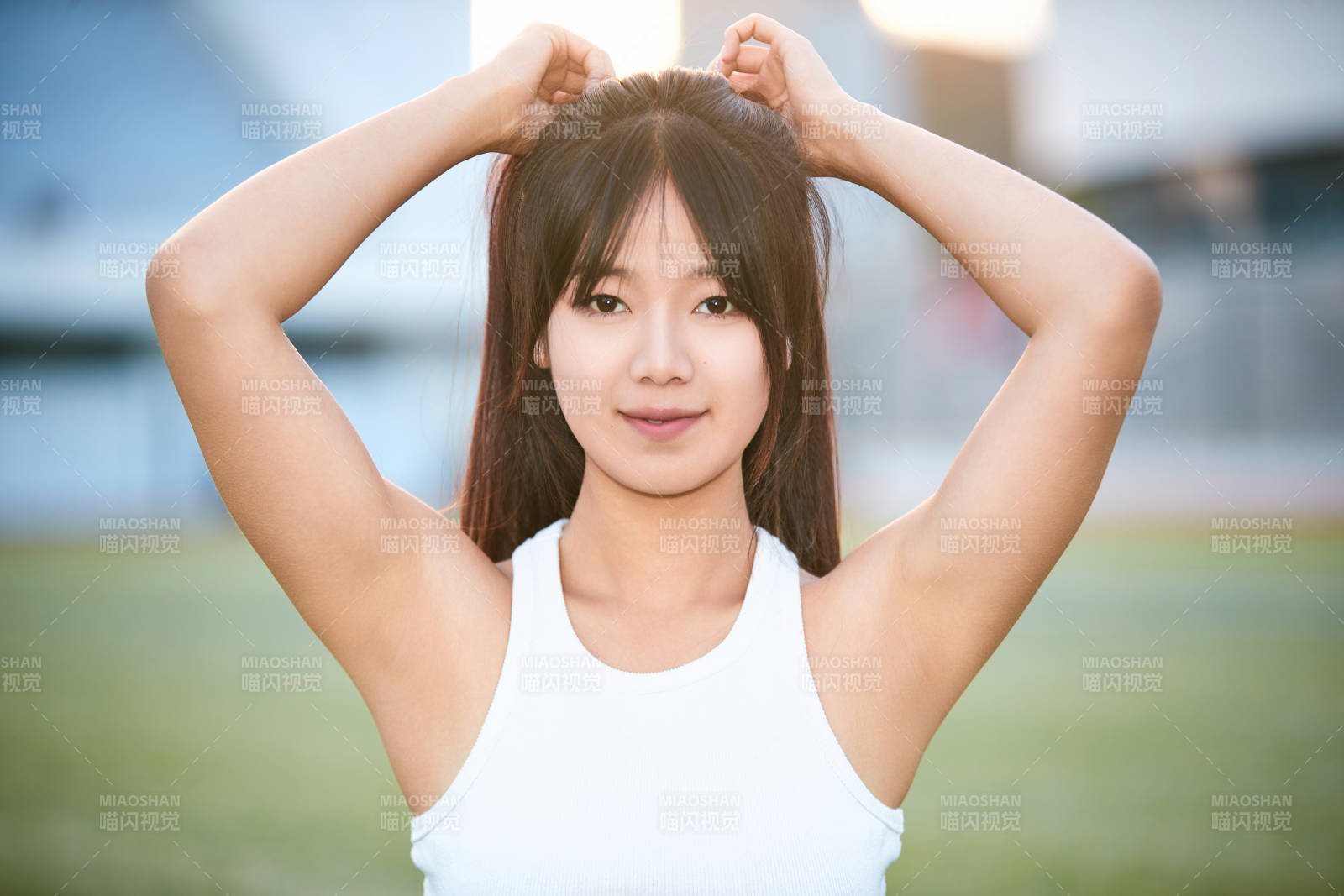 綠茵場上的快樂的足球寶貝