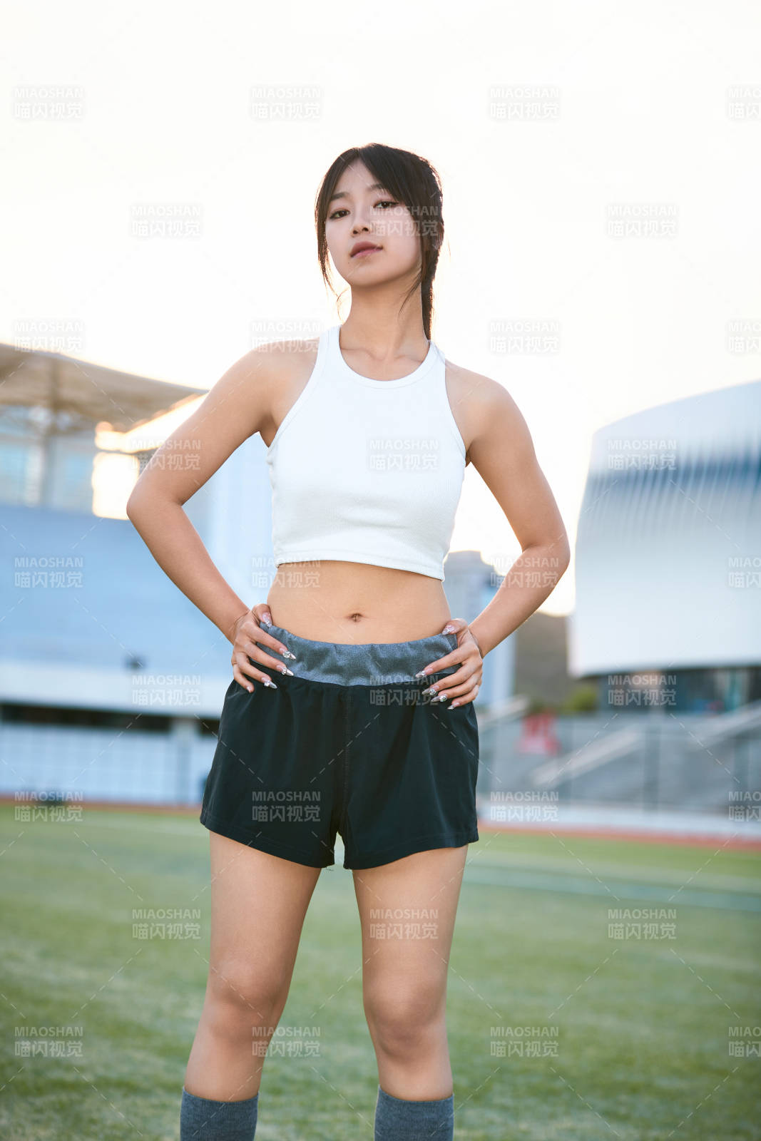 绿茵场上的快乐的足球宝贝