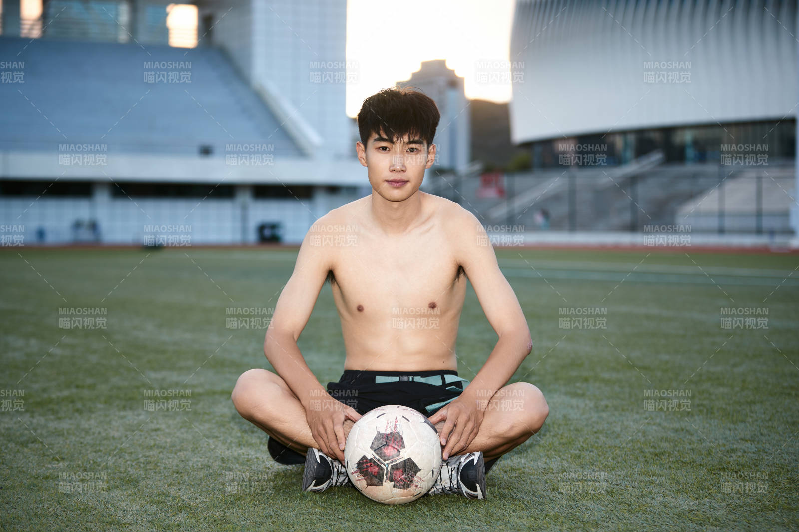 戶外足球場上休息熱身的運動員